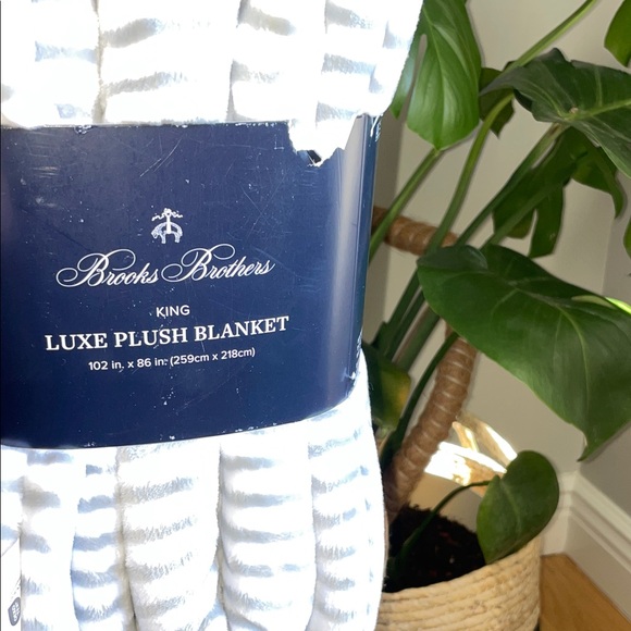 Brooks Brothers Luxe Plush King Blanket in White and Light Gray Stripes - Picture 8 of 12
